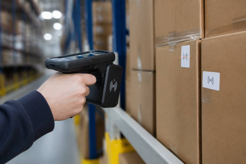 Définition rfid : fonctionnement, usages et avantages pour les entreprises